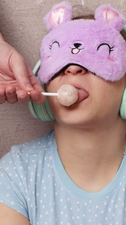 Lolipop Bağımlısı ve Ben Onu Sikimi Ağzına Sokması İçin Kandırıyorum - (Şanslı Gün) XSanyAny | Bölüm 1