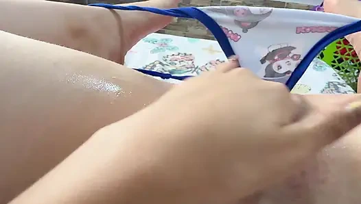 Одна дома, после прихода домой с работы, я мастурбую, думая о моих коллегах