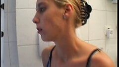 Blonde im Bad gefilmt schoene Rasur der Fotze
