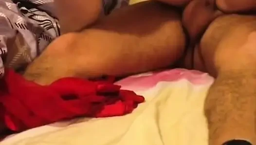 Tatlı gülümsüyor, kırmızı iç çamaşırlı mükemmel bir gece