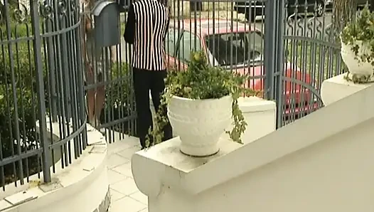 Güzel sarışın Alman bebek sert iki yarakla üçlü seks yapıyor