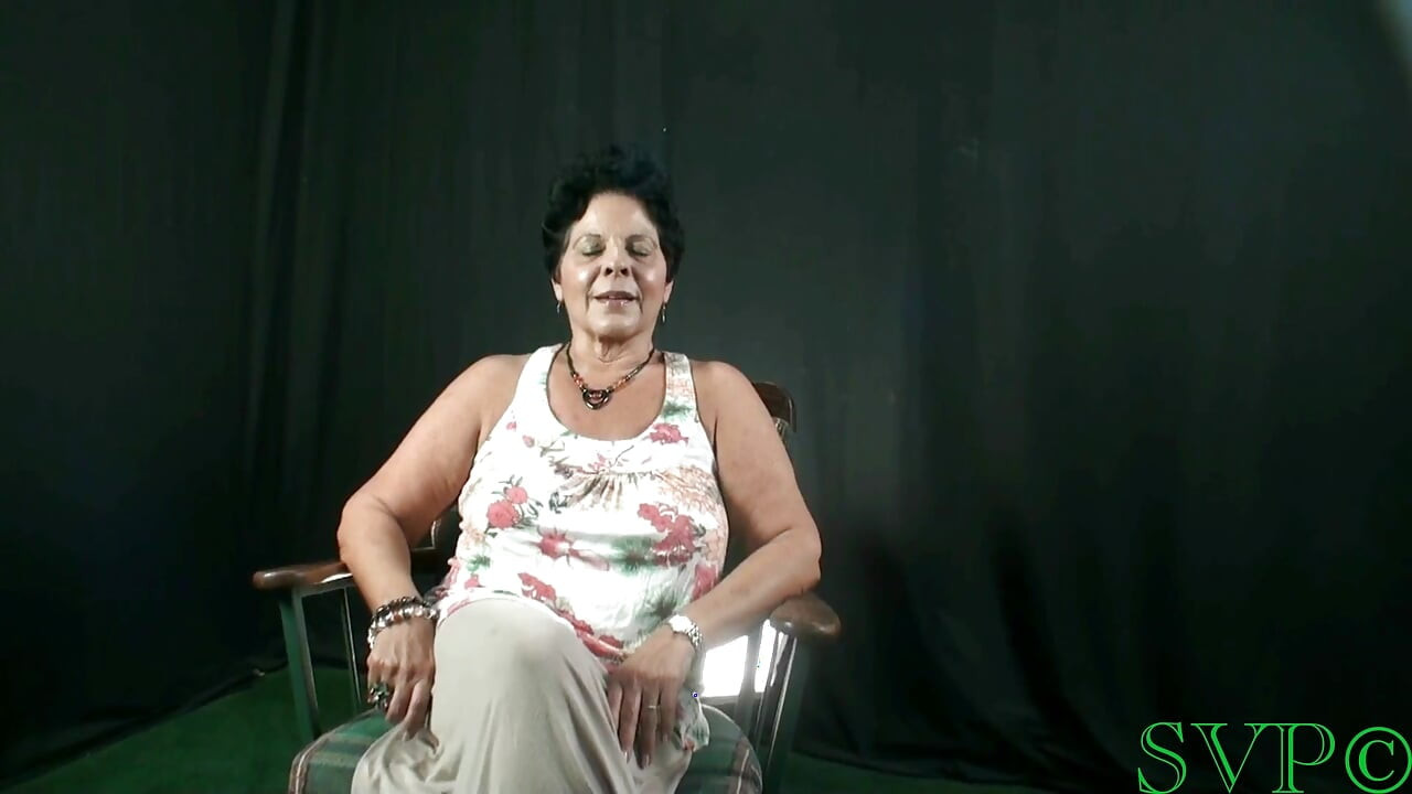Puma BBW GILF Pali i pozuje