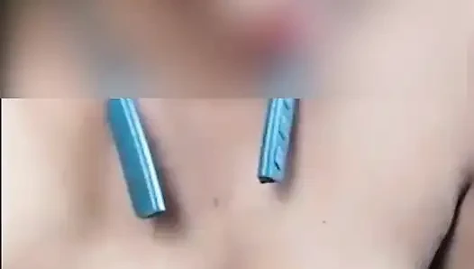 Istriku yang seksi lagi asik fingering memeknya
