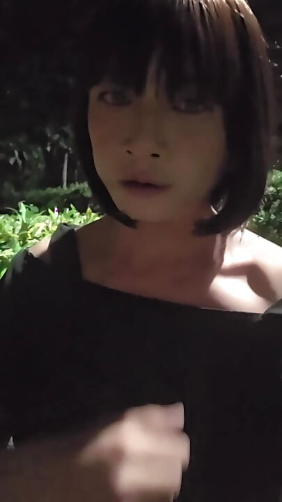 Shemale Ting Xuan Outdoor Cumshot on Her Sexy Legs