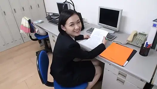 Orta yaşlı bir adam ve iş arayan üniversiteli bir kadın.