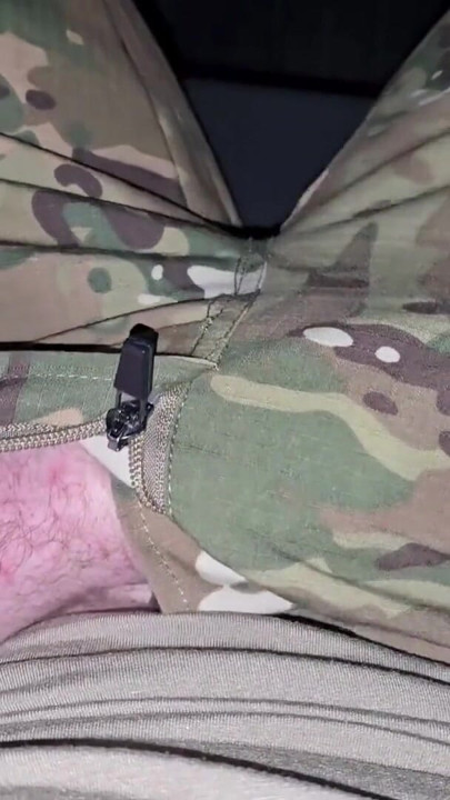 Мускулистая немецкая солдатка пробирается в машину ночью, чтобы подрочить - PhantomGentX | Клип 1