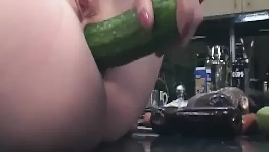 Reife MILF dehnt ihre muschi mit riesengurke