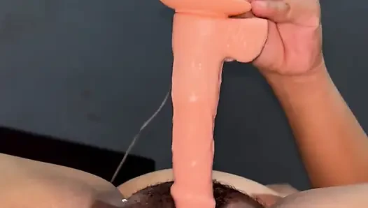 A pregnant woman who can't hold back the urge to fuck until she squirts
