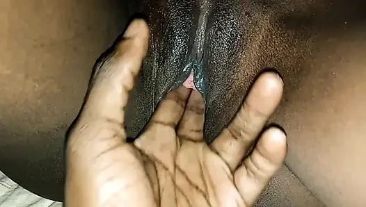 Dia lebih suka jari di vaginanya.