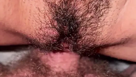 Handjob krim dengan memek berbulu muncrat di dalam