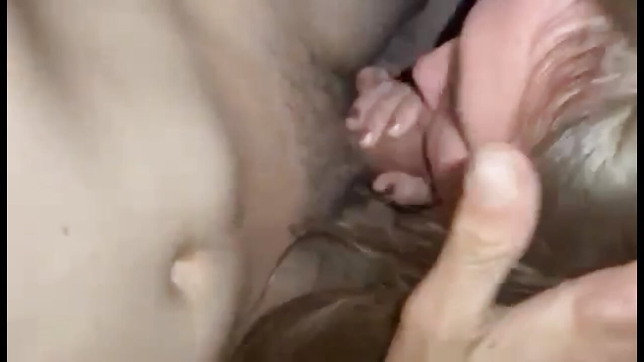Jeg blev kneppet i min stramme fisse af min 55-årige gamle mand fotograf, gav et varmt blowjob til ham til 2 hot beskidte xxx musikvideoer