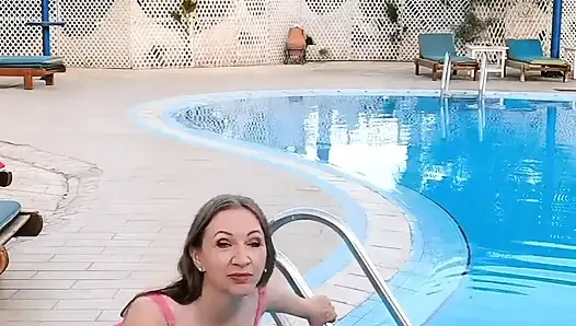 Tante semok lagi pamer baju renangnya