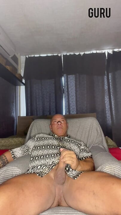 श्री गुरु। घर पर सेक्सी बॉडी बिल्डर Wank