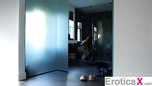 Eroticax - Hazel Moore'un doğal amı hassas sevişmede Codey Steele'in büyük yarağıyla tanışıyor