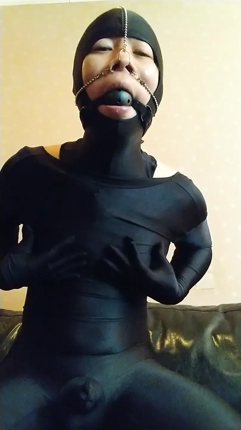 I masturbated comfortably with no makeup, muzzle and nose hook, and full body tights!