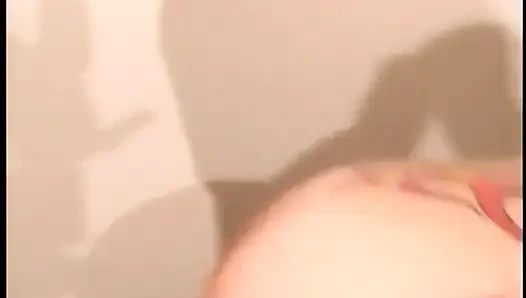Şehvetli sarışın erkek delisi sıkı pembe amcığı üçlü seks sırasında geriliyor