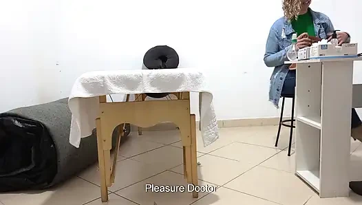 Dokter menjepit pantatnya dengan bebas selama pemeriksaan.