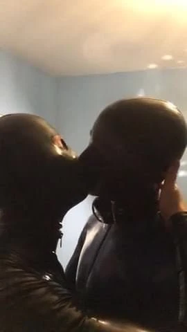 Kissing in latex