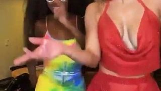 WWE - cj Perry aka Lana en Naomi dansen