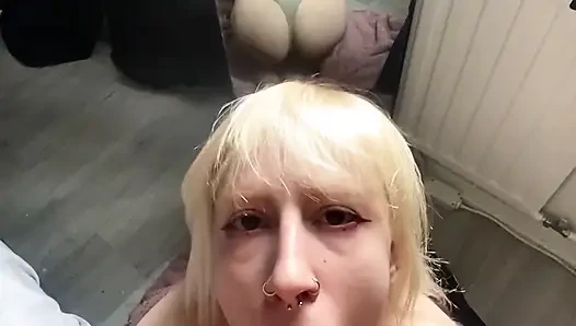 Çarpıcı e-kız Pink Molly Bomb sevimli genç yüzüne büyük bir boşalma alıyor