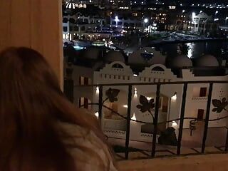 Openbare neuk tienerslet op het balkon van het hotel