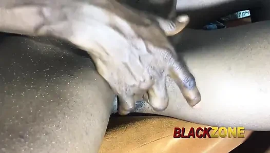 En iyi arkadaşımla şişe çevirme düellosu yapıyorum