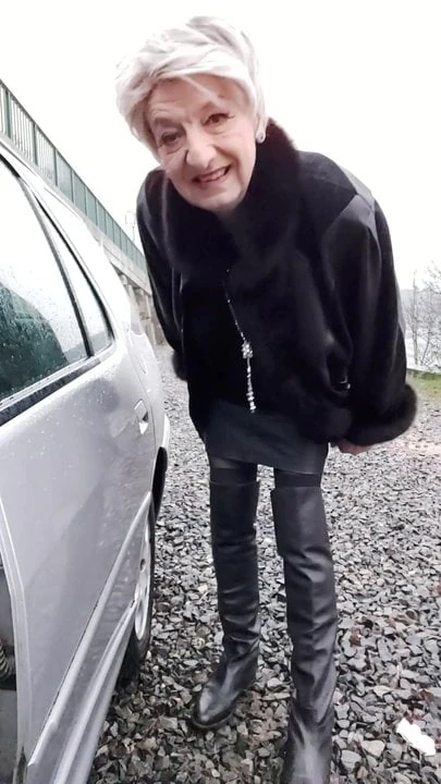 monika la pute  attend  le client