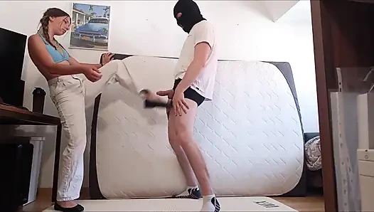 Жесткие удары от нее по яйцам