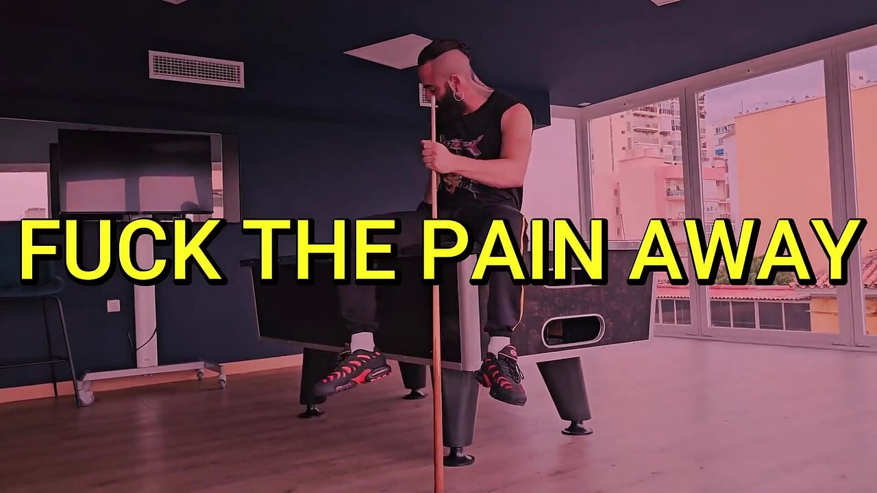 マスターのチンポがジューシーな毛深い穴を犯す。ひげのマスターがロブヘアリーとセックス