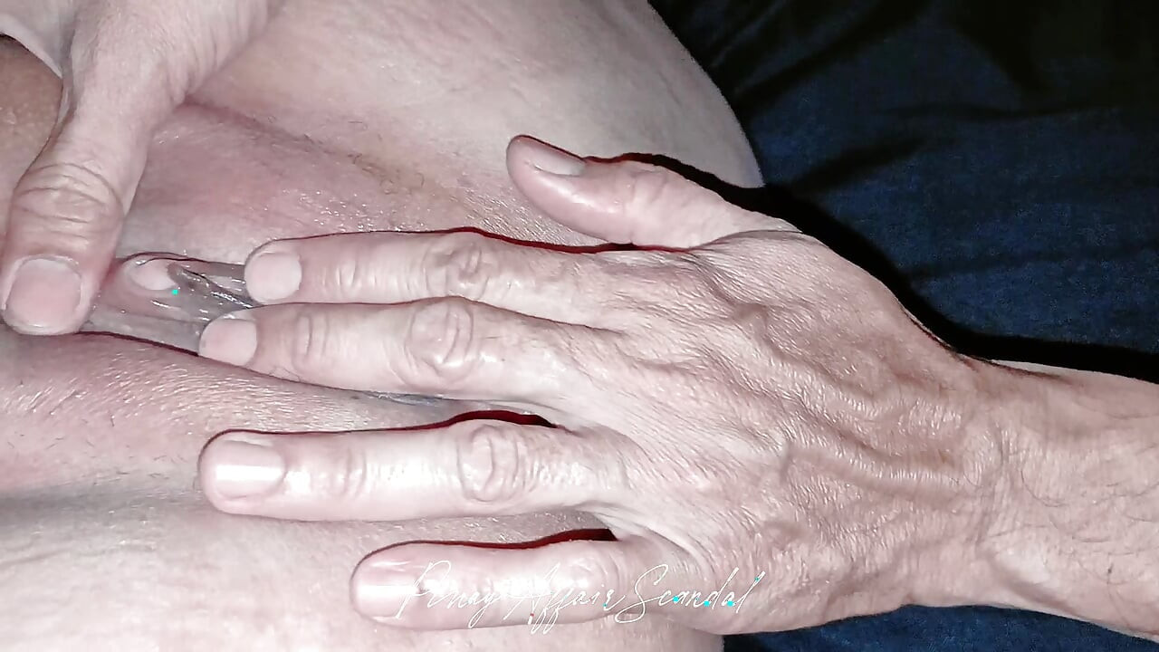 Pinay tongang gevingerd poesje romig