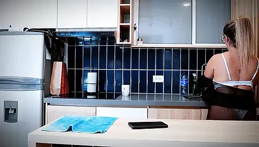 Aku dientot habis-habisan sama abang tiriku di ranjang pacarku waktu kami lagi sendirian