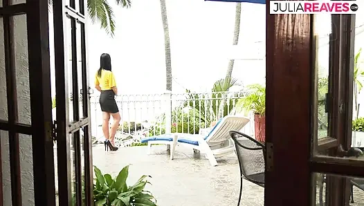 Возбужденная сучка получает жесткие удары массивного члена после минета с глубокой глоткой