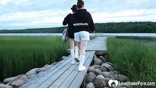 Peselancar harus meniduri kami di threesome