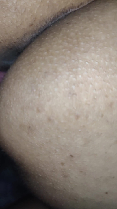 Nezaobilazan trenutak iz "Chut me sperm chu gaya.. Indijski novi seksi par uživa u medenom mjesecu u Oyo sobi na tlu i odlazi"