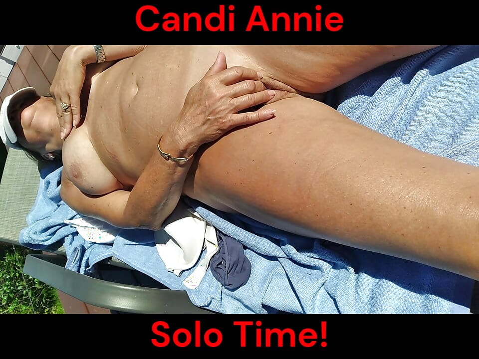 Sexy MILF GILF Candi Annie liebt es, im sonnenschein zu masturbieren - solo mit ihrer muschi spielen