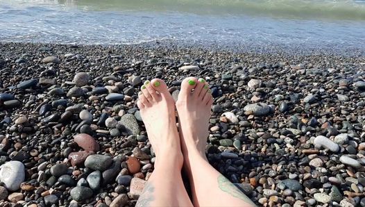Pés do mar salgados e dedos do pé dominatrix nika