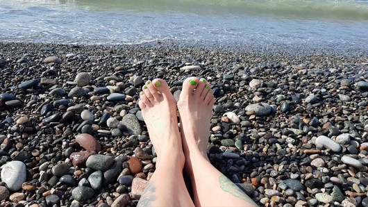 Piedi di mare salati e dita dei piedi dominatrice Nika