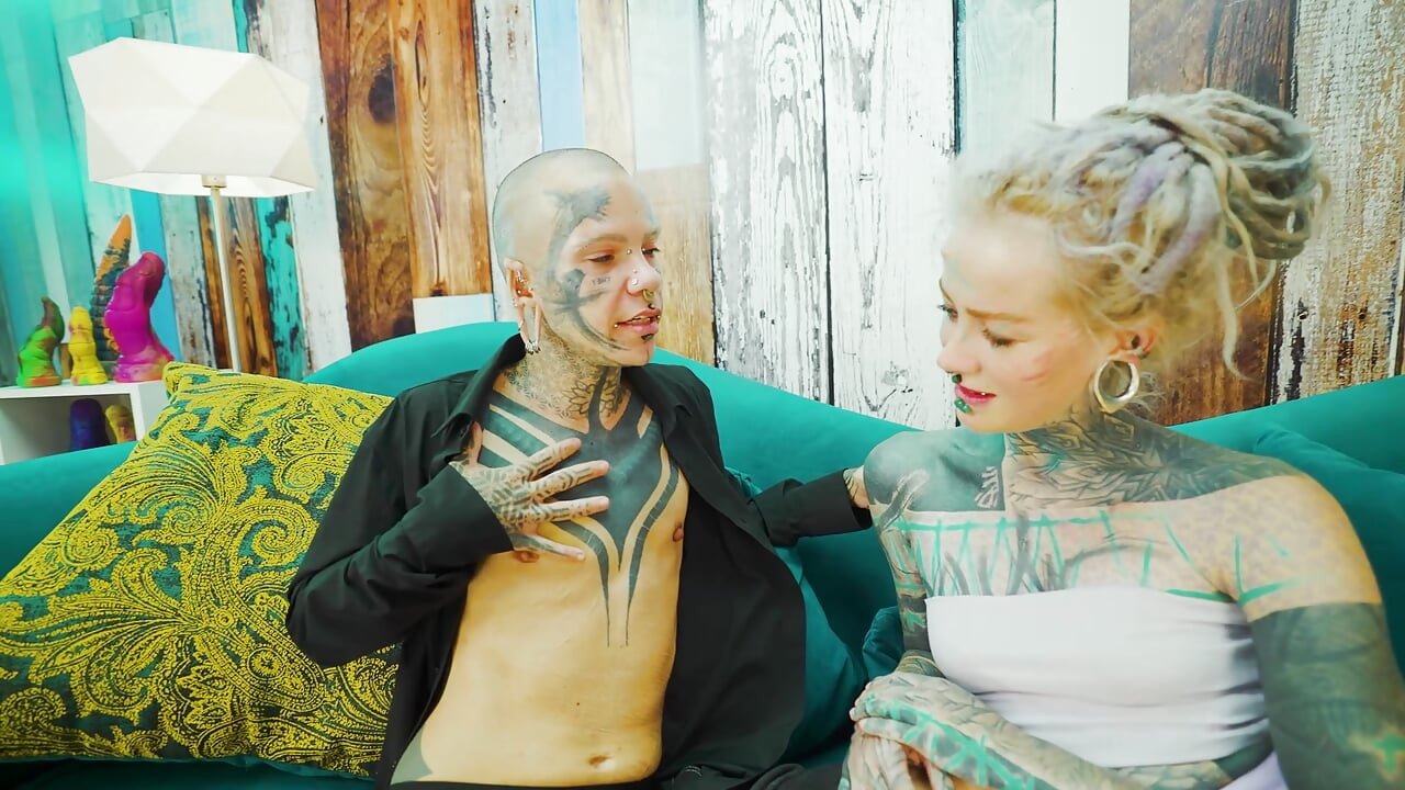 Alternativní dívka a trans lesbická relace s fantasy hračkou