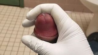 Il mio amante carino mi manda un video di lui che si masturba al lavoro