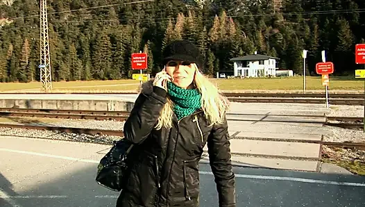 Sie ist eine blonde schätzchen aus frankreich, die gerne mit ihrer muschi gespielt wird