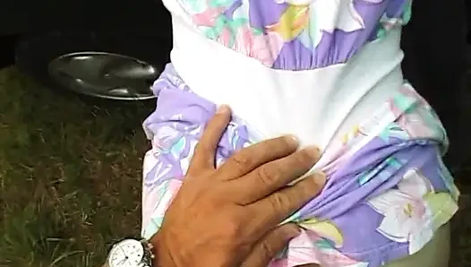 Oma lutscht einen klobigen schwanz und wird dann in den büschen gefickt