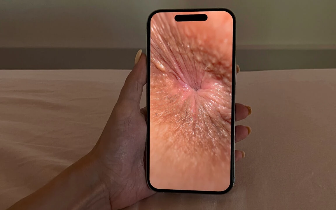 J’ai trouvé un enregistrement de sodomie en gros plan sur l’iPhone de mon mari. Je le regarde et je suis choqué