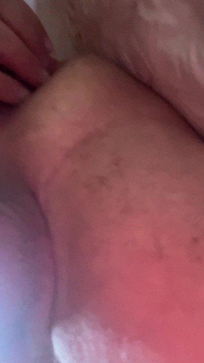 Djed se dira i gura mu prste u guzicu, uzbuđen