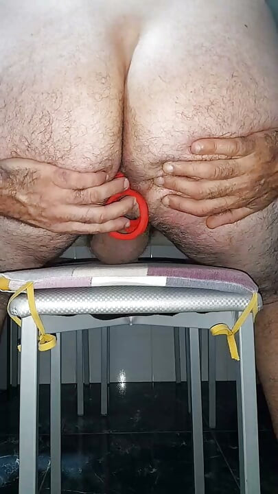 Dubbel penetration analplugg och extra lång dildo med full vibration inuti i närbild