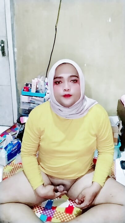 Ivvy Hijab Crossdresser , wearing jeans then masturbates
