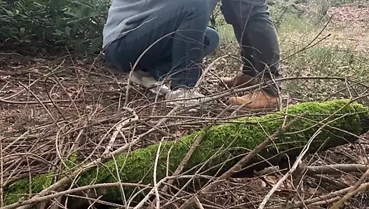 Asli istri seksi amatir di hutan.
