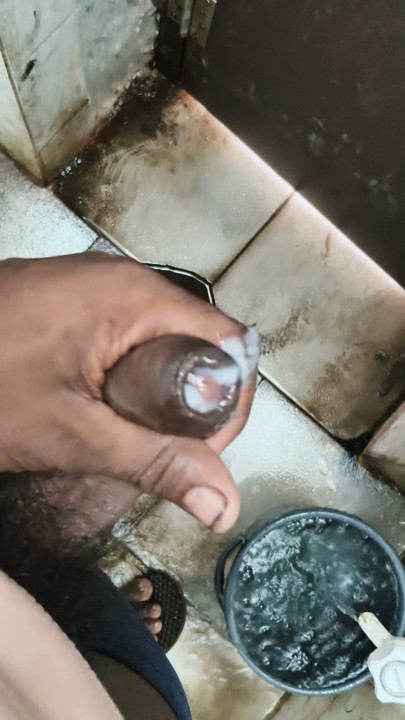 Mai apni land ko muthhi marte huye