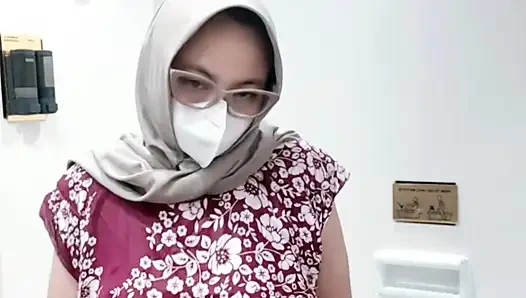 Air mancur gadis berbaju daster batik