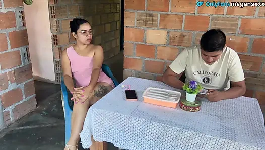 Aku membuat celana dalam thong merah ke samping dan membuatnya berteriak.