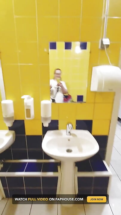 Mall Toilet Pissing
